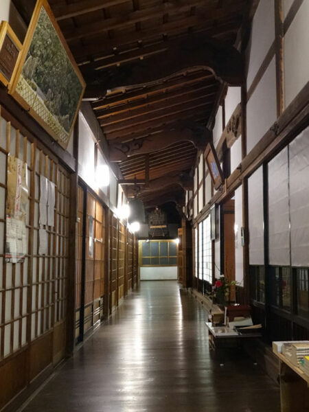 Yochi-in lodgings main corridor